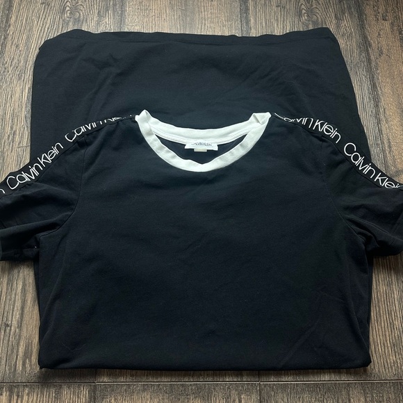Calvin Klein Black and White Tee - Picture 1 of 3